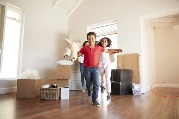 Família Entusiasmada Levando Caixas Para Casa Nova Dia Mudança — Fotografia de Stock