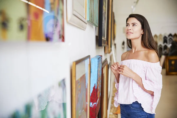 Vrouw Kijken Naar Schilderijen Art Gallery — Stockfoto