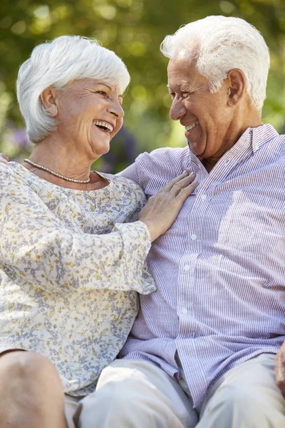 Gelukkige Senior Paar Tuin Zitten Kijken Naar Elkaar — Stockfoto