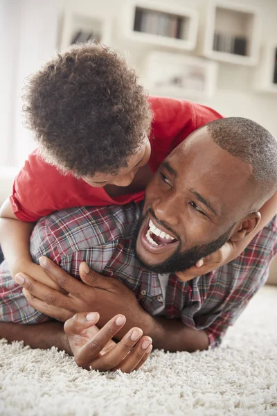 Hijo Subiendo Los Padres Vuelta Jugando Juego Salón Juntos —  Fotos de Stock