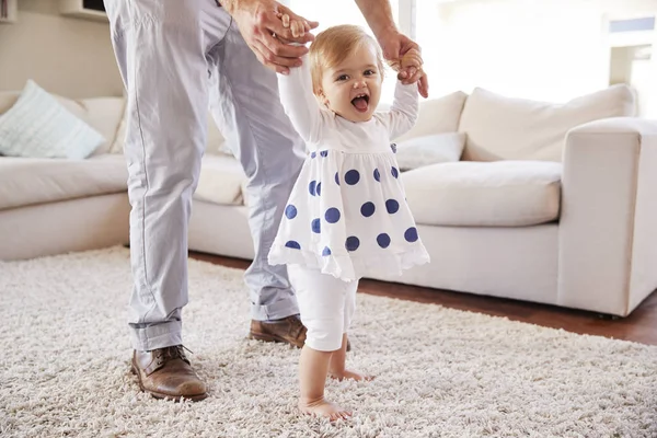 Pai Ajudando Filha Aprendendo Andar Sala Estar — Fotografia de Stock