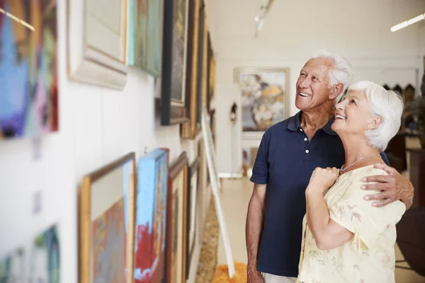 Пара Пожилых Людей Рассматривает Картины Художественной Галерее — стоковое фото