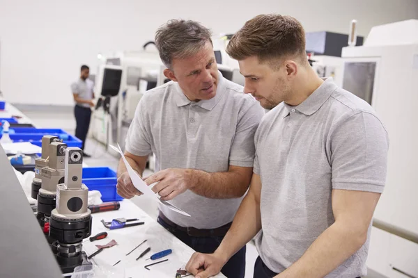 Ingegnere Apprendista Discutere Foglio Lavoro Fabbrica — Foto Stock