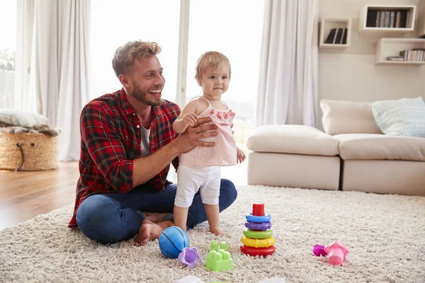 Giovane Padre Aiuta Figlia Del Bambino Piedi Salotto — Foto Stock