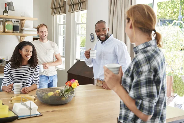 Cuatro Amigos Adultos Jóvenes Tomando Café Cocina — Foto de Stock