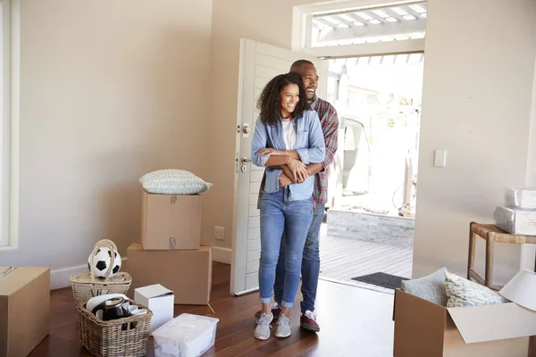 Pareja Feliz Rodeada Cajas Nuevo Hogar Día Que Mueve —  Fotos de Stock