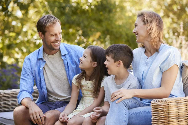 Ung Vit Familj Sitter Tillsammans Trädgården — Stockfoto