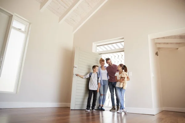 Porta Apertura Della Famiglia Camminare Nel Salotto Vuoto Nuova Casa — Foto Stock