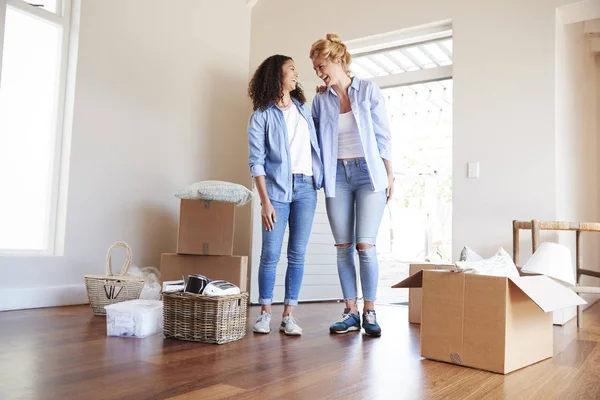 Vriendinnen Staan Lounge Van Nieuwe Startpagina Het Verplaatsen Van Dag — Stockfoto