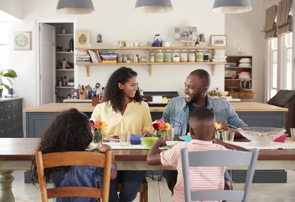 Familia Negra Almorzando Cocina Casa —  Fotos de Stock