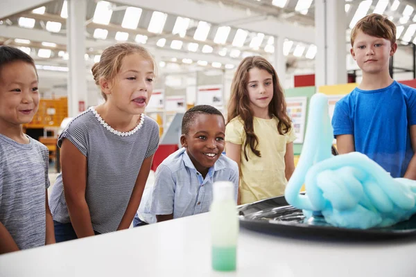 Σχολείο Παιδιά Βλέποντας Πείραμα Στο Επιστημονικό Κέντρο — Φωτογραφία Αρχείου