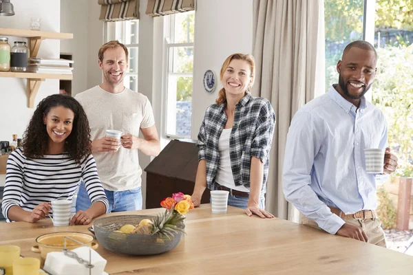 Cuatro Amigos Adultos Jóvenes Tomando Café Cocina — Foto de Stock