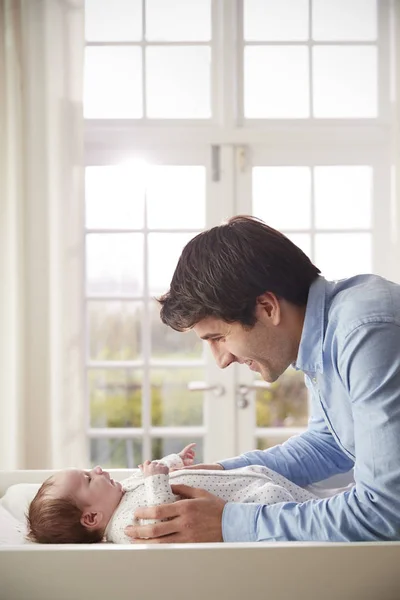Yeni Doğan Bebek Tablo Değiştirilmesi Hakkında Yalan Ile Oynarken Baba — Stok fotoğraf