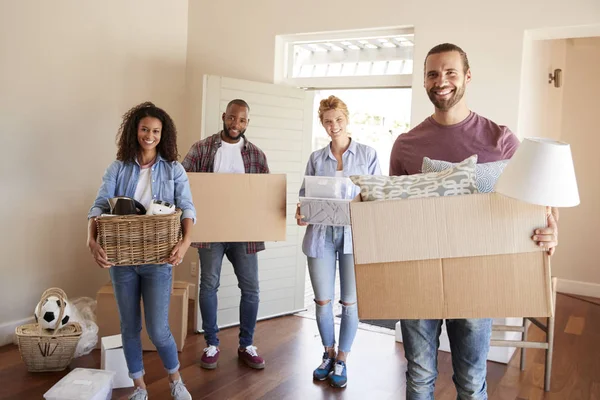 Freunde Helfen Paar Umzugstag Kisten Ins Neue Zuhause Tragen — Stockfoto