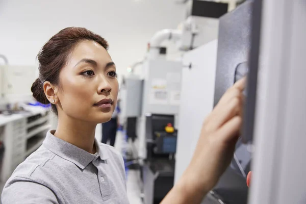 Kvinnlig Ingenjör Cnc Maskiner Fabriken — Stockfoto