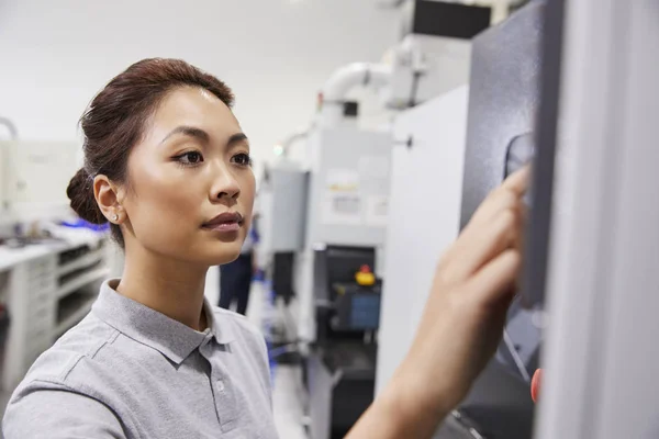 Kobiece Inżynier Obsługi Maszyn Cnc Fabryce — Zdjęcie stockowe