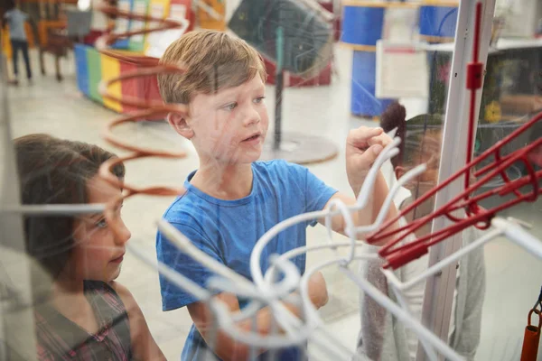 Crianças Olhando Através Vidro Exposição Ciência — Fotografia de Stock