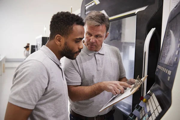 Ingenieur Schult Männlichen Lehrling Fabrik Umgang Mit Cnc Maschine — Stockfoto