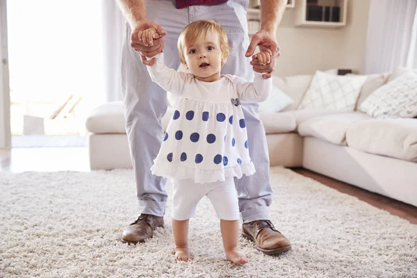 Père Aidant Fille Apprendre Marcher Dans Salon — Photo