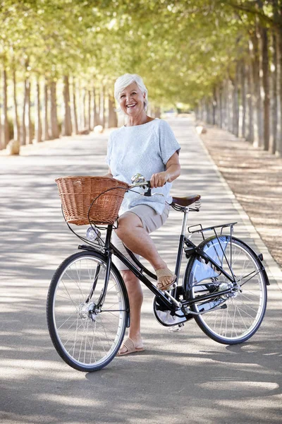 Portret Van Senior Vrouw Fietsen Landweg Glimlachen — Stockfoto