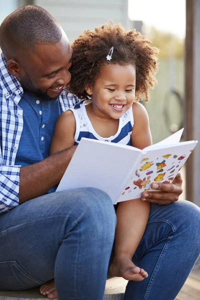 Νεαρός Πατέρας Και Κόρη Ανάγνωση Βιβλίων Έξω — Φωτογραφία Αρχείου