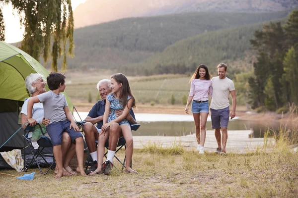 Famiglia Multi Generazione Campeggio Sul Lago Insieme — Foto Stock