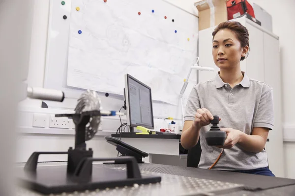 Female Engineer Uses Cmm Coordinate Measuring Machine Factory — Stock Photo, Image