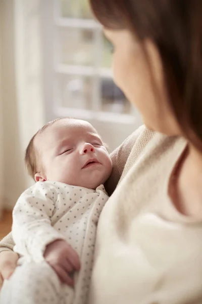 Dormir Bebé Recién Nacido Siendo Retenido Por Madre — Foto de Stock