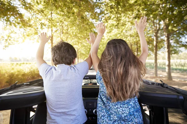 Gyermekek Állva Hátsó Részén Nyitott Top Autó Road Trip — Stock Fotó