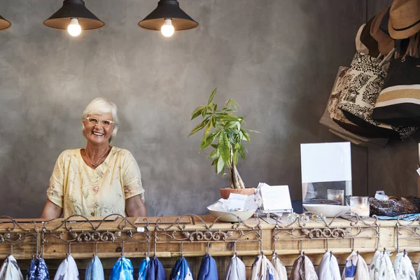 Portret Van Senior Vrouwelijke Winkeleigenaar Die Achter Kassa — Stockfoto