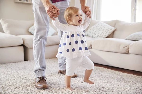 Otec Dcera Pomáhá Naučit Chodit Obývacím Pokoji — Stock fotografie