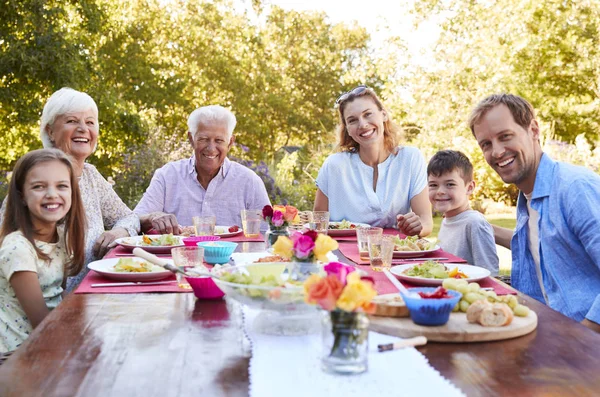 Familia Tres Generaciones Almorzando Jardín — Foto de Stock