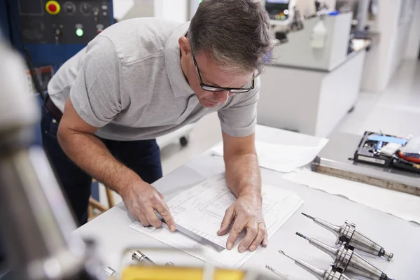 Männlicher Ingenieur Misst Cad Zeichnungen Fabrik — Stockfoto