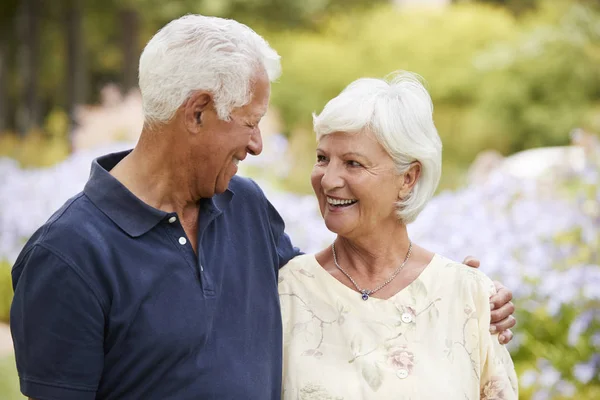 Casal Sênior Desfrutando Caminhada Parque Juntos — Fotografia de Stock