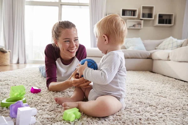 Ung Mamma Liggande Golvet Leker Med Småbarn Son Hemma — Stockfoto