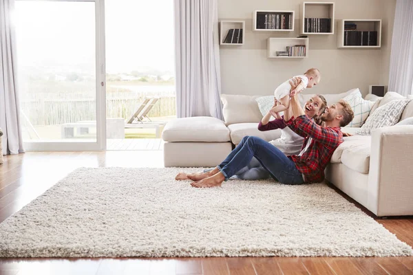 Pareja Joven Jugando Con Niño Pequeño Sala Estar — Foto de Stock