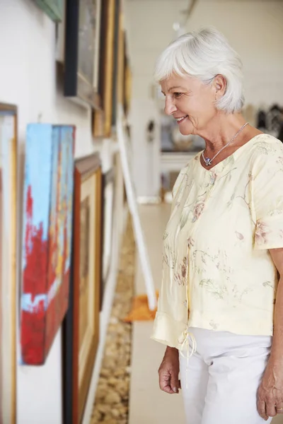 Mujer Mayor Mirando Pinturas Galería Arte —  Fotos de Stock