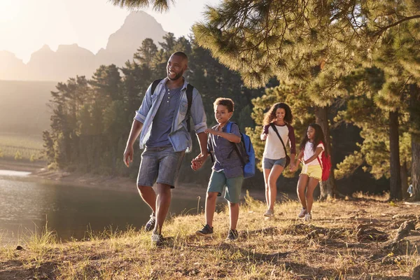 Los Niños Caminan Por Lago Con Los Padres Aventura Senderismo —  Fotos de Stock