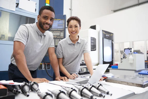 Retrato Ingenieros Que Utilizan Software Programación Cad Ordenador Portátil — Foto de Stock