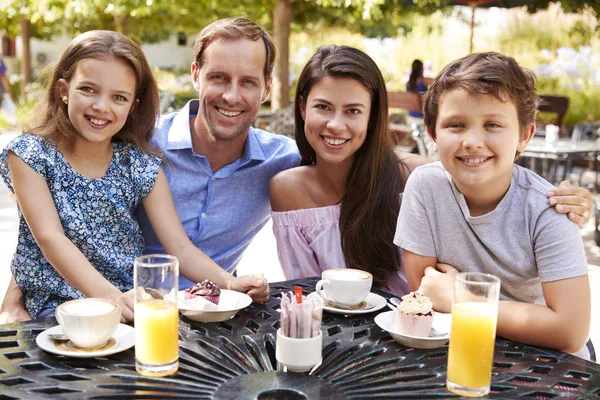 Familia Disfrutando Merienda Café Aire Libre Juntos — Foto de Stock