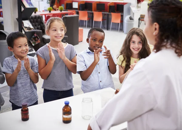 Klasskamrater Applåderar Lärare Efter Vetenskapligt Experiment — Stockfoto