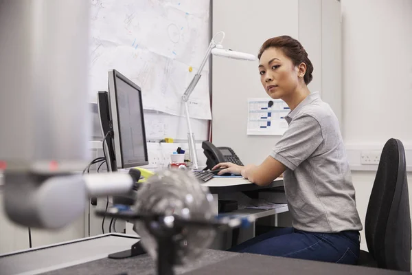 Ingegnere Femminile Utilizza Macchina Misurazione Coordinata Cmm Fabbrica — Foto Stock