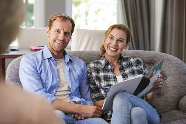 Lyckliga Unga Paret Tar Finansiell Rådgivning Hemma — Stockfoto