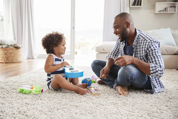 Pappa Och Småbarn Dotter Spela Instrument Vardagsrummet — Stockfoto