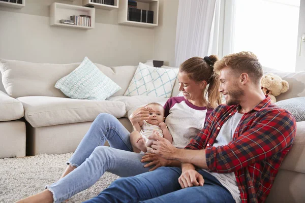 若い家族は居間で一緒に幼児と — ストック写真