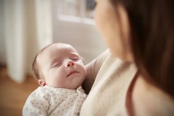 Pasgeboren Baby Vastgehouden Door Moeder — Stockfoto