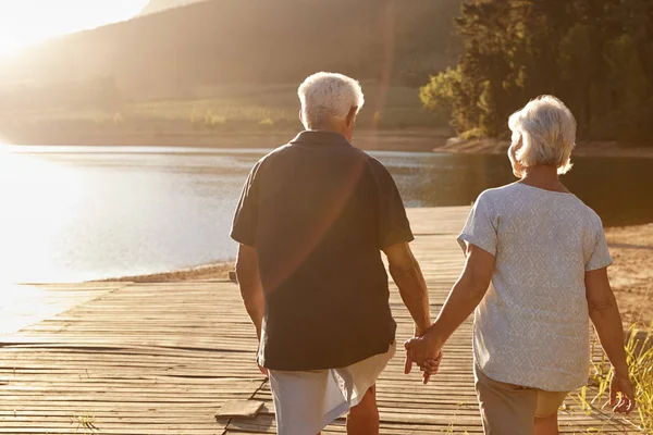 Romantische Senior Paar Lopen Houten Steiger Door Lake — Stockfoto
