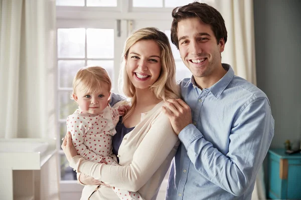 Portret Van Glimlachen Familie Houden Baby Dochter Kinderkamer — Stockfoto