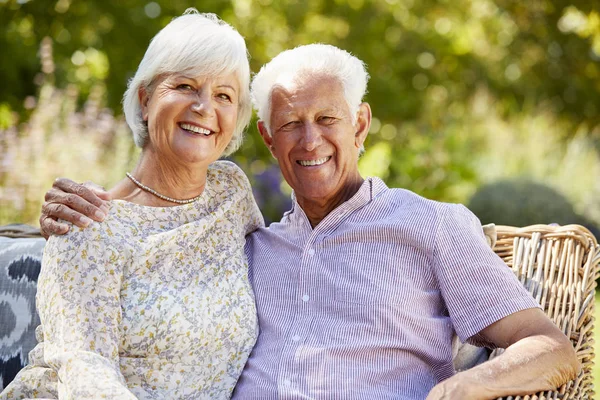 Feliz Pareja Ancianos Sentados Jardín Abrazando —  Fotos de Stock