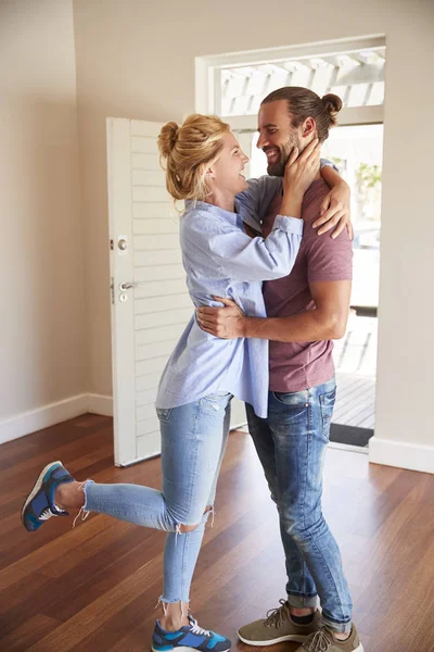 Excited Couple Hugging Open Front Door Lounge New Home — Stock Photo, Image